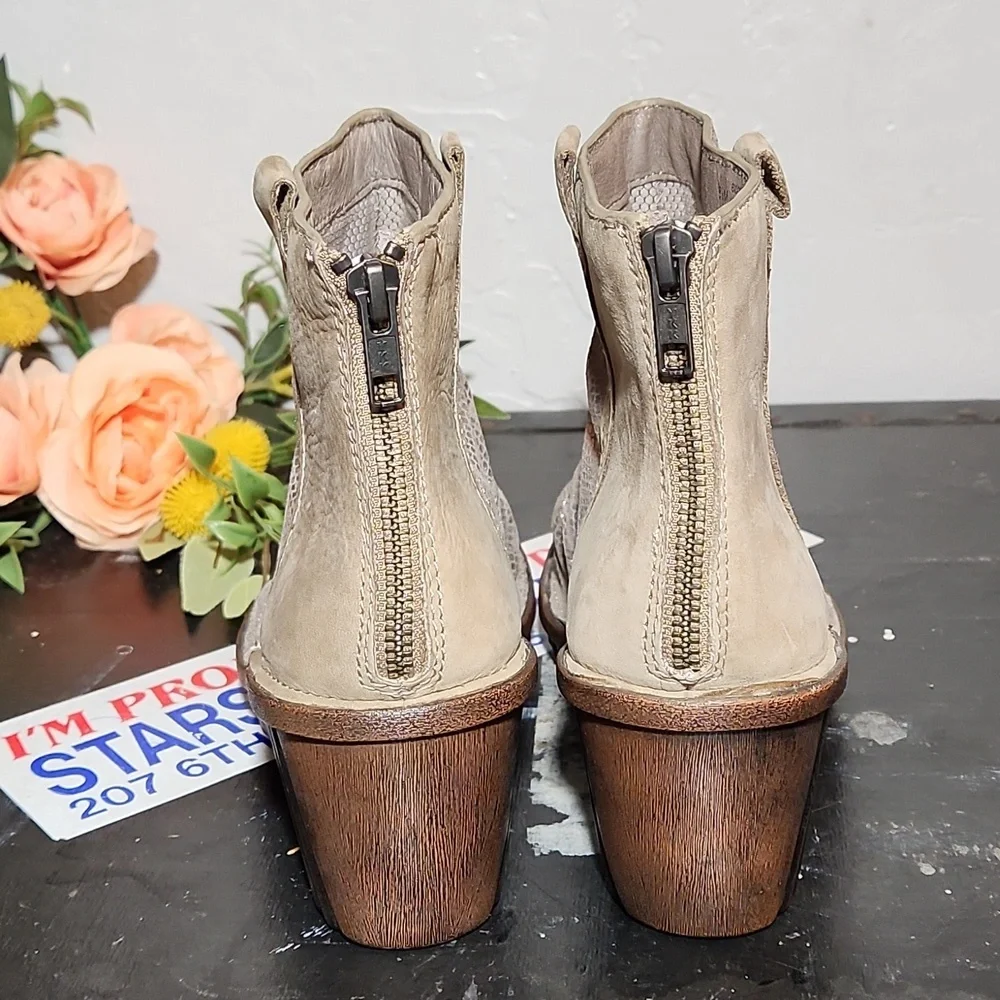 BIONICA Womens Destiney Stone Gold Reptile Embossed Wedge 8.5M Nwot
